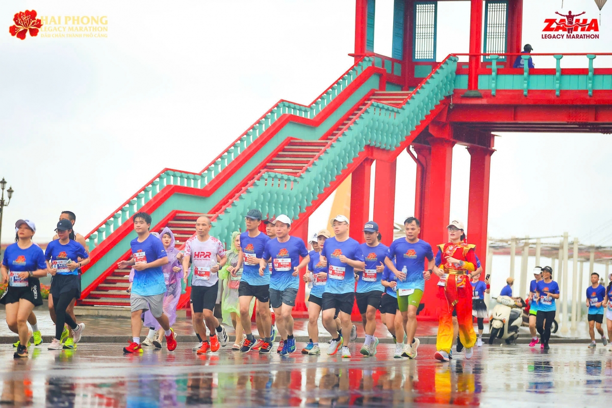  Giữa cơn mưa kéo dài, hình ảnh Phó Thủ tướng hòa mình vào dòng runner trên đường chạy nhận được sự quan tâm lớn từ cộng đồng yêu thể thao. 