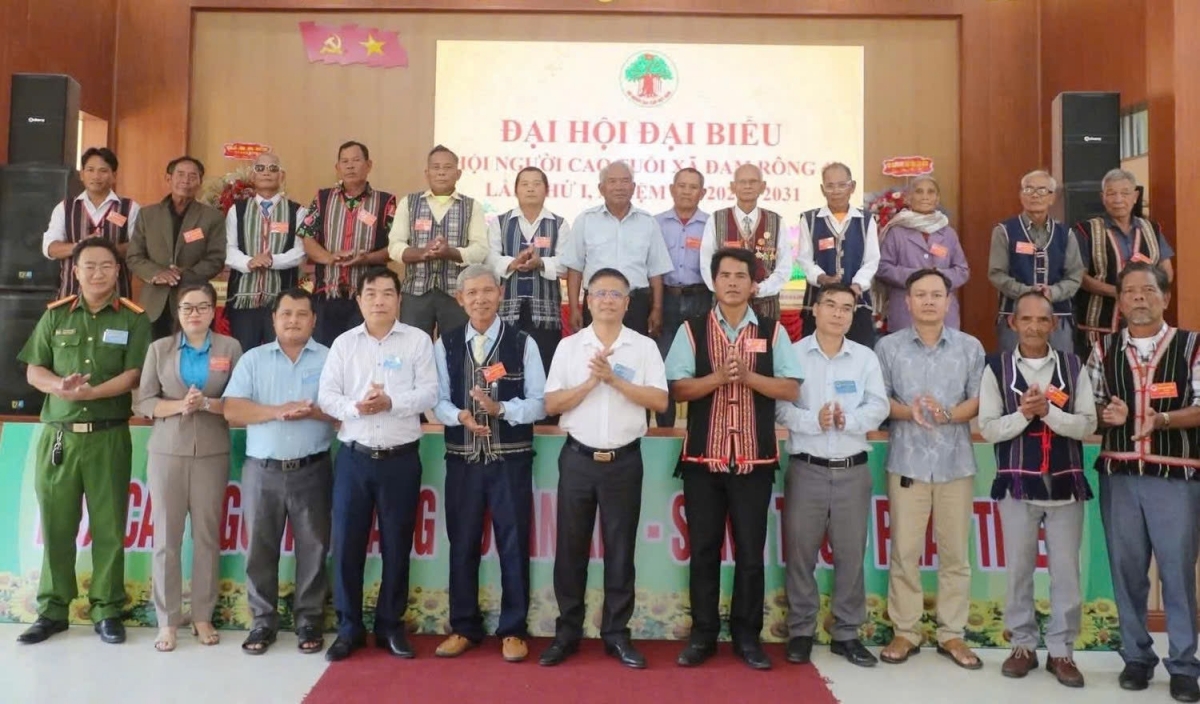 BCH mới chụp ảnh với các đại biểu là lãnh đạo địa phương, ban ngành đoàn thể xã
