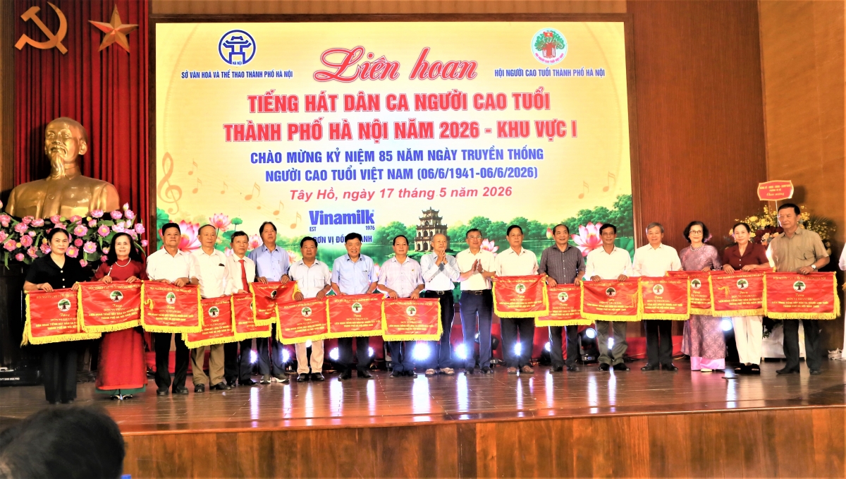 Ban tổ chức trao Cờ lưu niệm cho các đơn vị tham gia Liên hoan