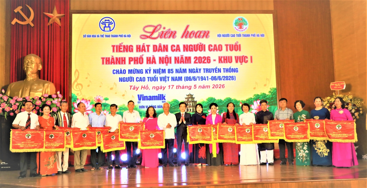 Ban tổ chức trao Cờ lưu niệm cho các đơn vị tham gia Liên hoan
