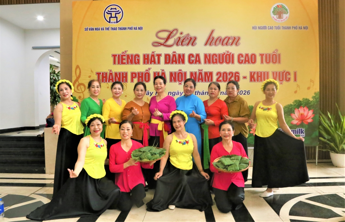Các diễn viên cao tuổi tranh thủ chụp hình lưu niệm trước giờ biểu diễn