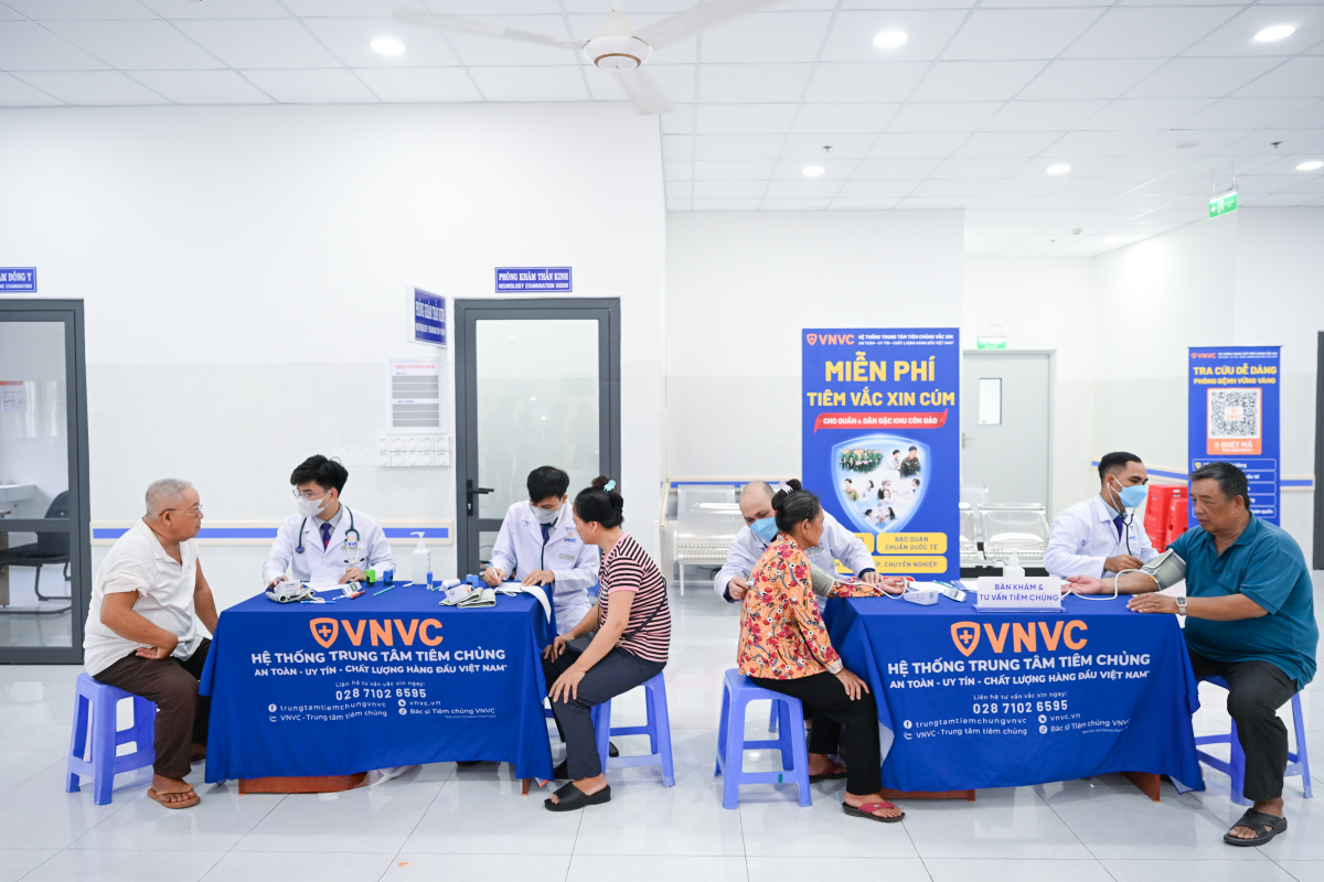 Hệ thống Tiêm chủng VNVC trao gói tài trợ vắc xin cúm miễn phí và kho lạnh chuẩn quốc tế cho đặc khu Côn Đảo