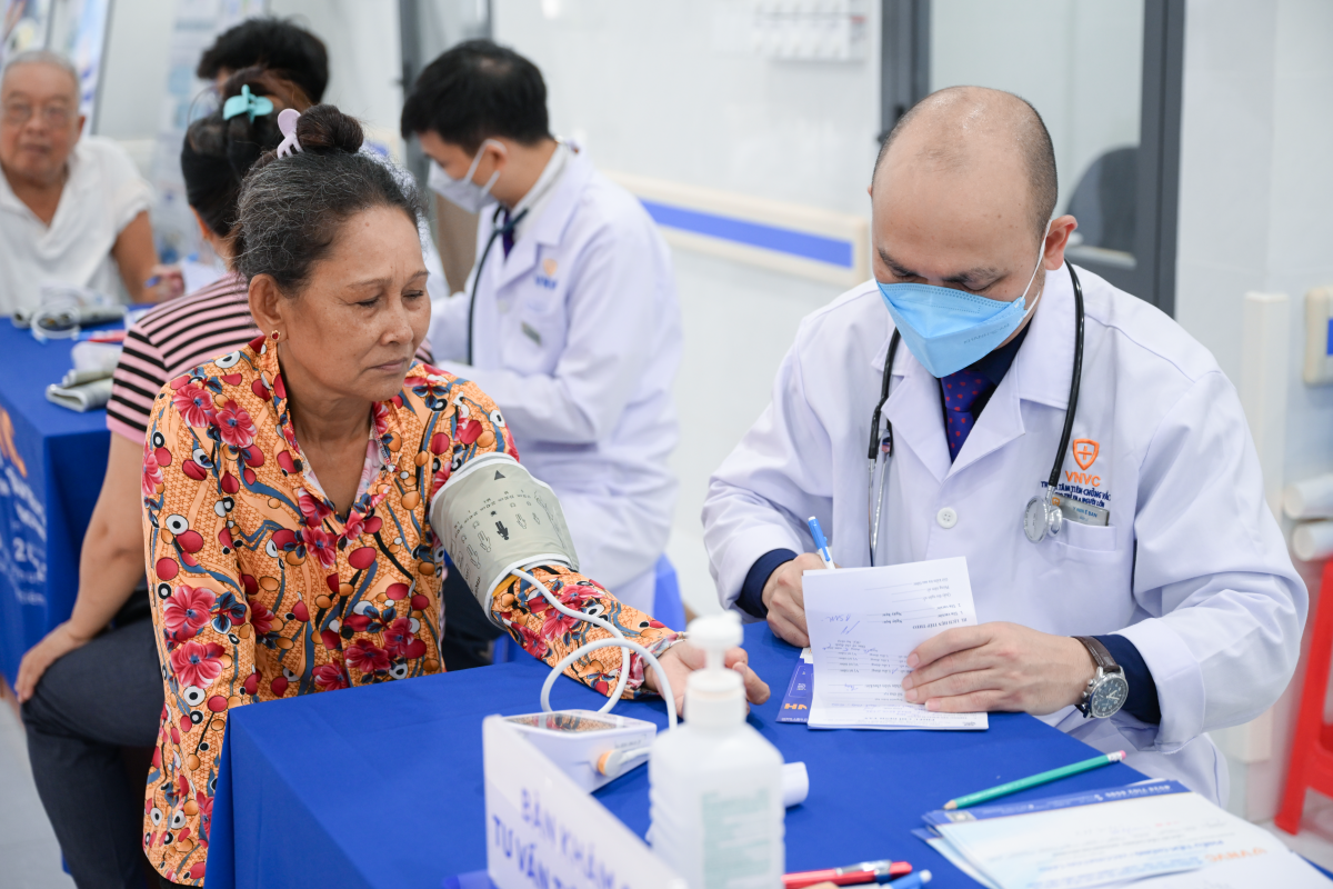 Hệ thống Tiêm chủng VNVC trao gói tài trợ vắc xin cúm miễn phí và kho lạnh chuẩn quốc tế cho đặc khu Côn Đảo
