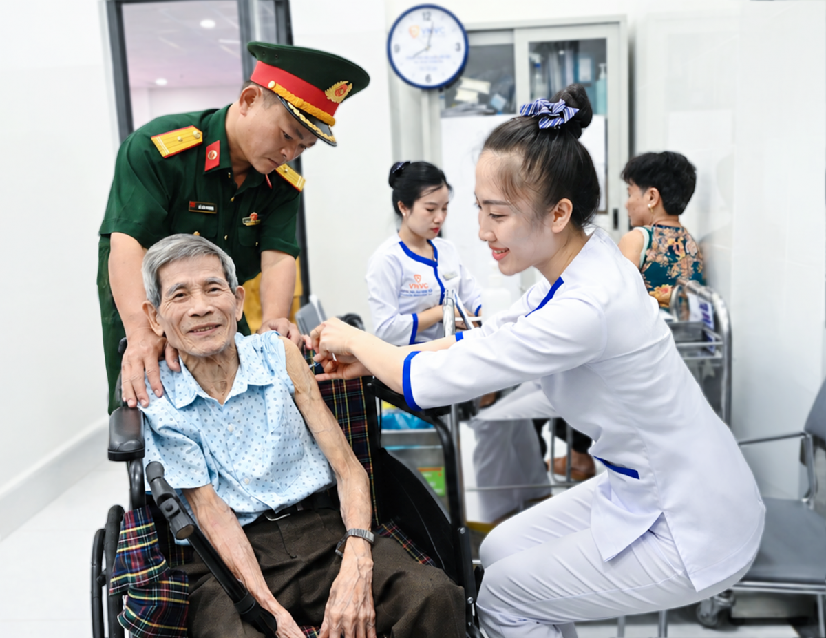 Hệ thống Tiêm chủng VNVC trao gói tài trợ vắc xin cúm miễn phí và kho lạnh chuẩn quốc tế cho đặc khu Côn Đảo