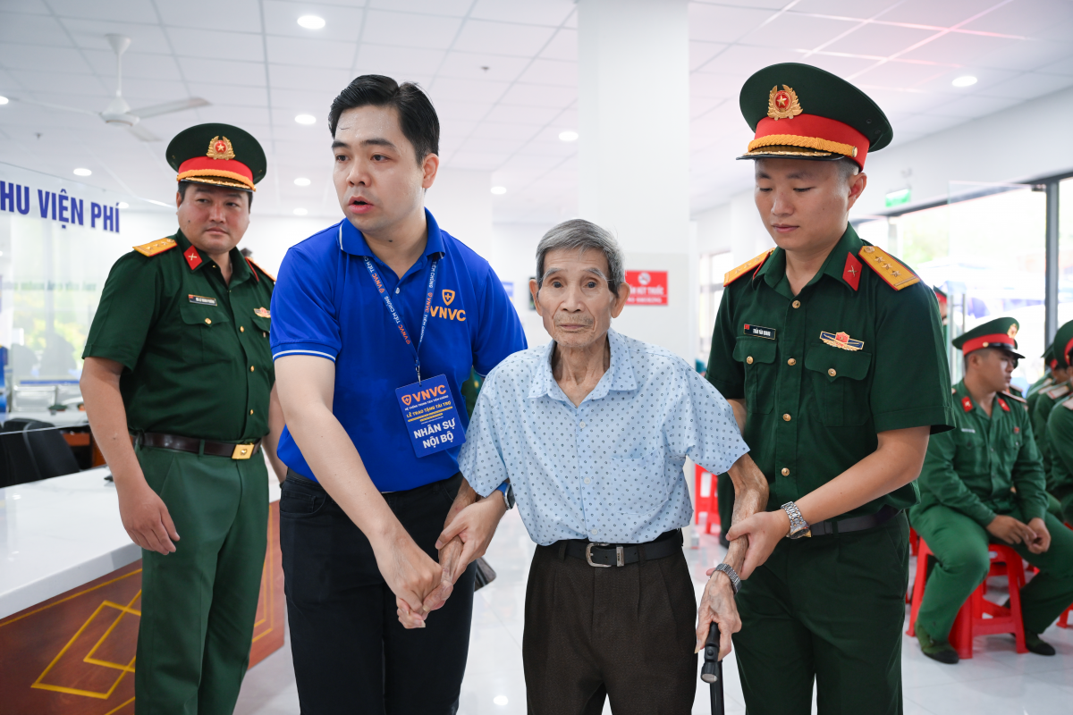 Hệ thống Tiêm chủng VNVC trao gói tài trợ vắc xin cúm miễn phí và kho lạnh chuẩn quốc tế cho đặc khu Côn Đảo