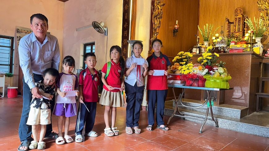 Các cháu trong dòng họ Phan Tự có thành tích học tập xuất sắc được tặng qua trong dịp giỗ Tổ