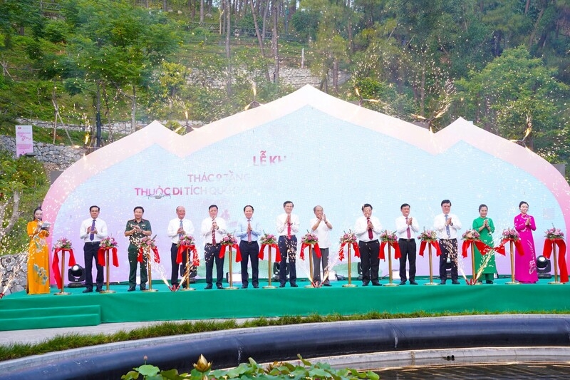 Các đại biểu cắt băng khánh thành công trình Thác 9 tầng
