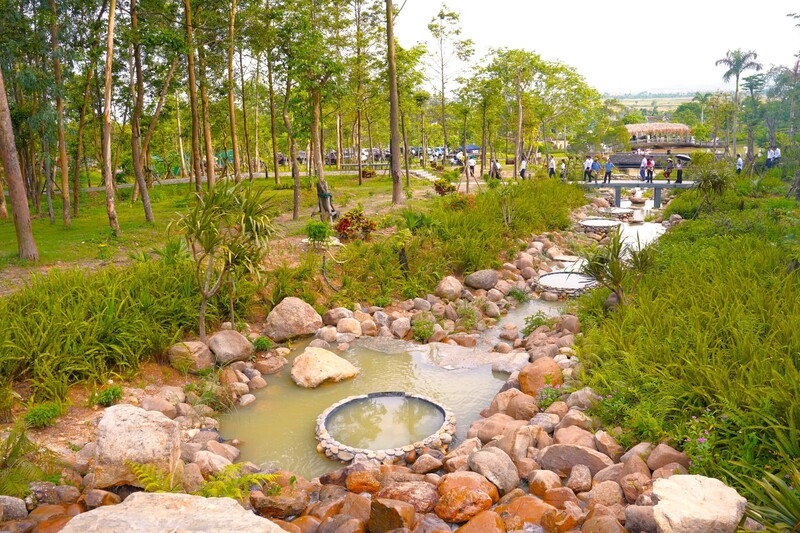 Thác 9 tầng gồm 3 hạng mục chính: Khu hồ nước trung tâm, khu suối - thác và khu đường dạo cảnh quan. Công trình được thiết kế hài hòa giữa kiến trúc, thiên nhiên và yếu tố văn hóa bản địa.