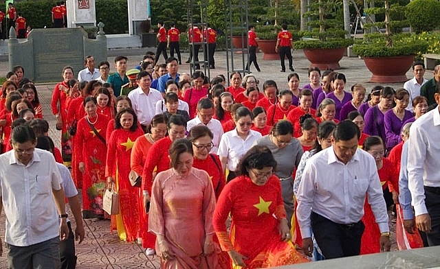 Đông đảo hội viên NCT, cán bộ hưu trí và thành viên Câu lạc bộ văn nghệ tham dự buổi lễ.