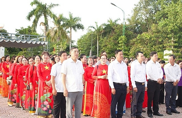 Các đại biểu thành kính dâng hương, dâng hoa tưởng nhớ Chủ tịch Hồ Chí Minh.