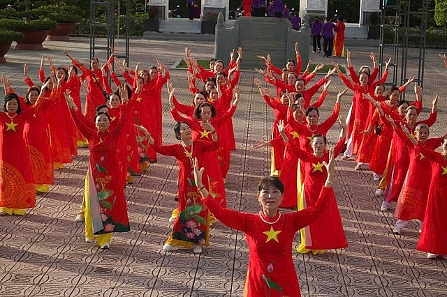 Chương trình đồng diễn văn nghệ với nhiều tiết mục ca ngợi Đảng, Bác Hồ và quê hương, đất nước.