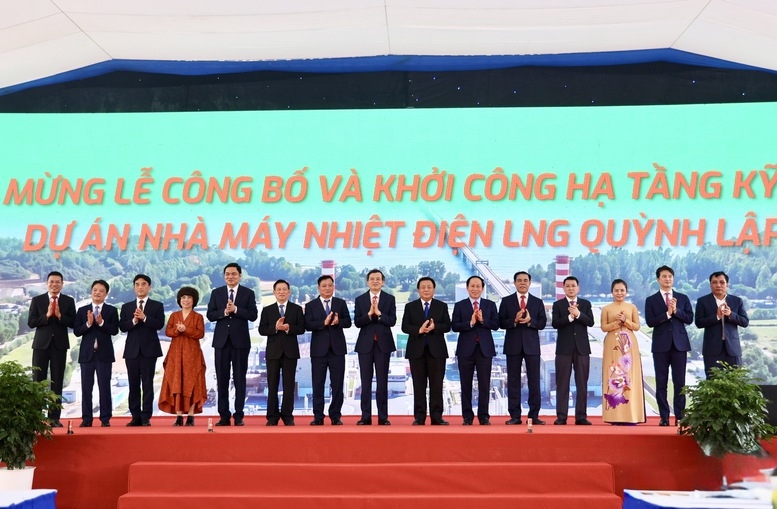 Các đại biểu tại Lễ công bố và khởi công hạ tầng kỹ thuật Dự án Nhà máy nhiệt điện LNG Quỳnh Lập