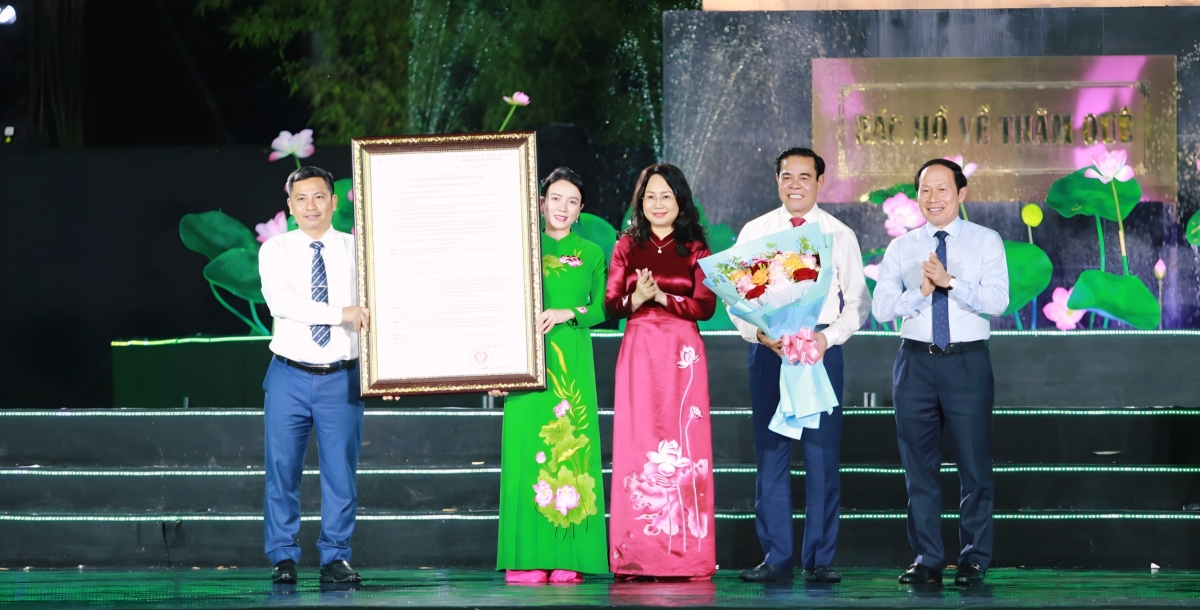 Phó Thủ tướng chính phủ Lê Tiến Châu và Bộ trưởng Bộ Văn hóa, Thể thao và Du lịch - bà Lâm Thị Phương Thanh đã cùng trao quyết định công nhận Khu du lịch Kim Liên cho UBND tỉnh Nghệ An.