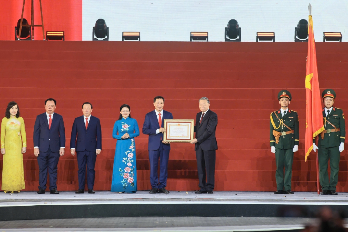 Tổng Bí thư, Chủ tịch nước Tô Lâm trao Huân chương Lao động hạng Nhất cho Đảng bộ, chính quyền và nhân dân thành phố Đồng Nai.