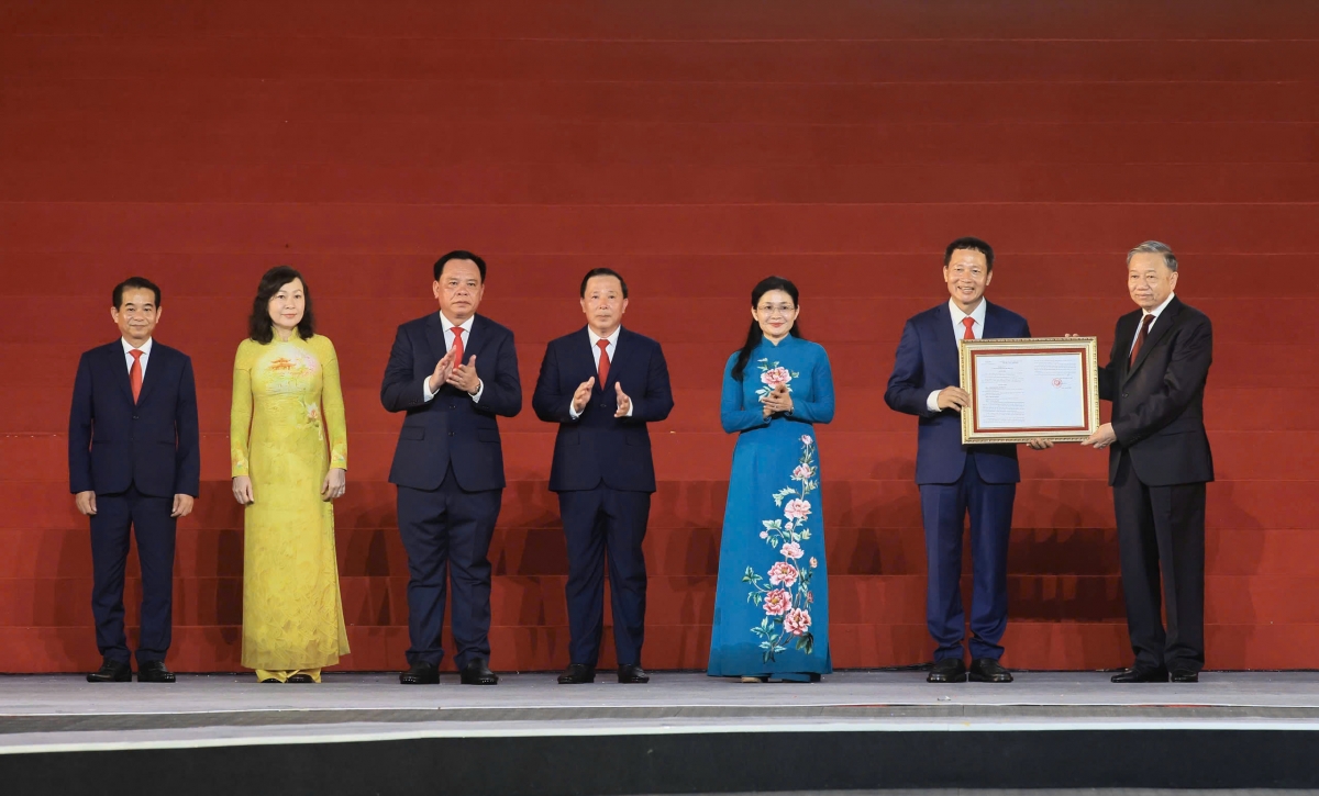 Tổng Bí thư, Chủ tịch nước Tô Lâm trao Nghị quyết của Quốc hội về thành lập thành phố Đồng Nai cho lãnh đạo thành phố Đồng Nai.