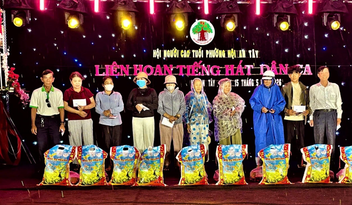 Trao 10 suất quà cho NCT hoàn cảnh khó khăn tại Chowng trình
