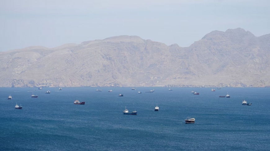 Tàu thuyền di chuyển trên eo biển Hormuz, ngoài khơi tỉnh Musandam, Oman, ngày 27/4/2026.  Ảnh: Reuters/TTXVN