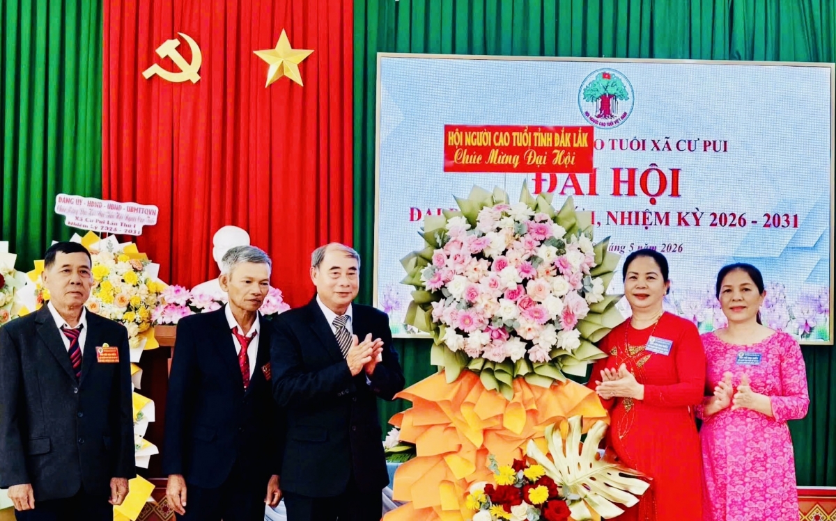 Đồng chí Triệu Thị Ngoan (thứ hai từ phải qua), Chủ tịch Hội Người cao tuổi tỉnh tặng hoa chúc mừng đại hội.