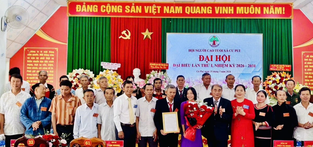 Lãnh đạo Hội Người cao tuổi tỉnh và lãnh đạo xã trao quyết định chỉ định Ban Chấp hành Hội Người cao tuổi xã Cư Pui, nhiệm kỳ 2026-2031.