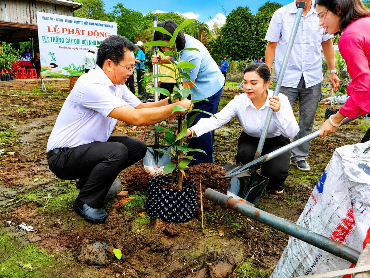 Lãnh đạo phường Thuận An tham gia trồng cây hưởng ứng “Tết trồng cây đời đời nhớ ơn Bác Hồ” năm 2026.