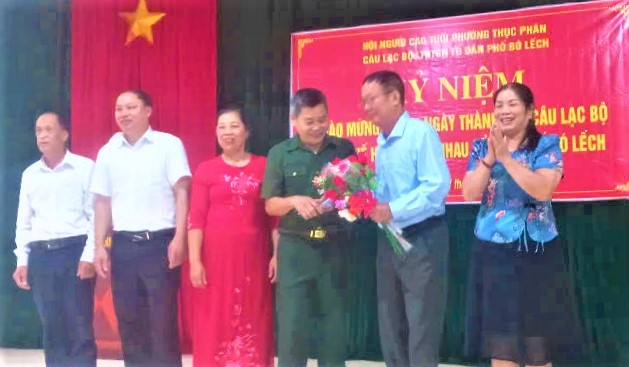 Lãnh đạo Hội NCT phường Thục Phán tặng hoa chúc mừng CLB