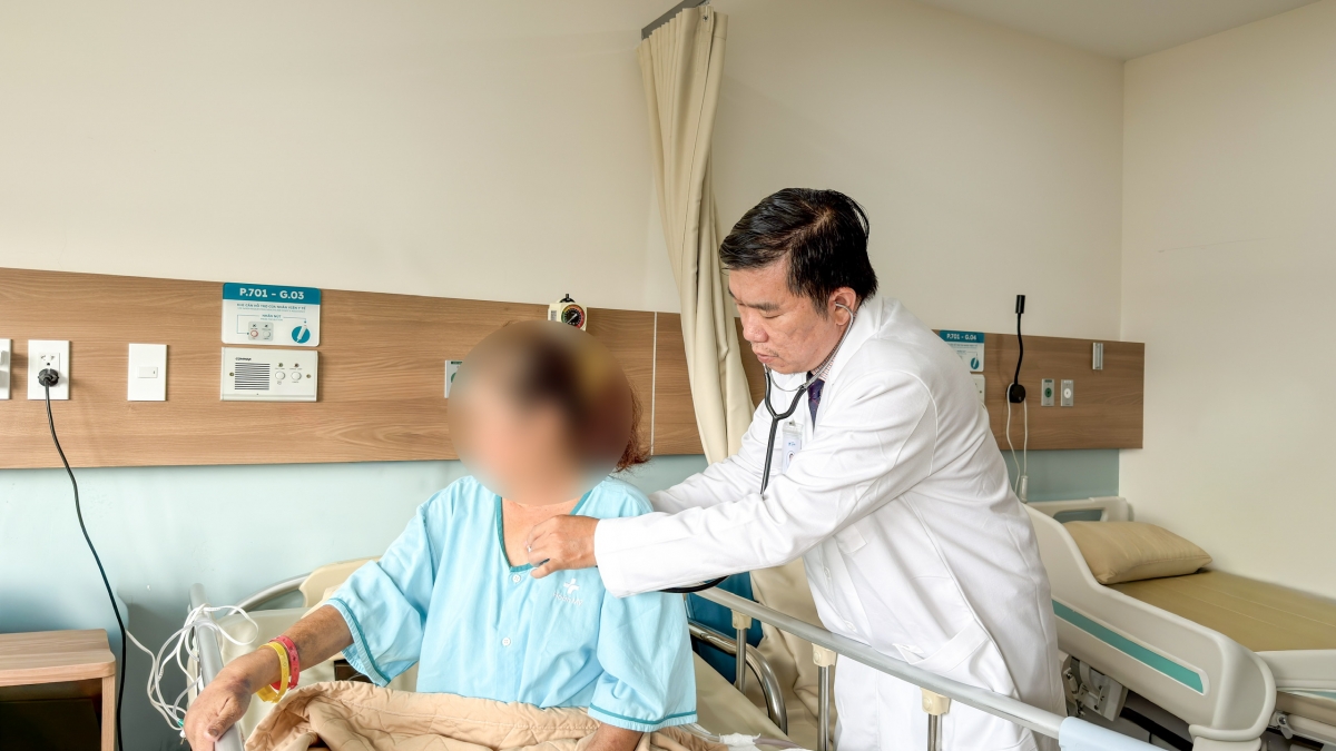 BS. Thông thăm khám cho người bệnh sau khi xuất viện