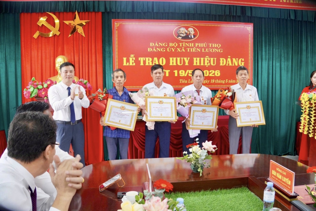 Đảng bộ xã Tiên Lương trao tặng Huy hiệu Đảng cho các đảng viên lão thành