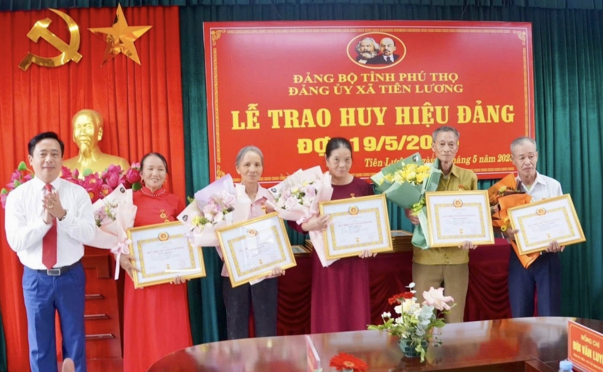 Đảng ủy xã Tiên Lương trao huy hiệu Đảng cho các đảng viên
