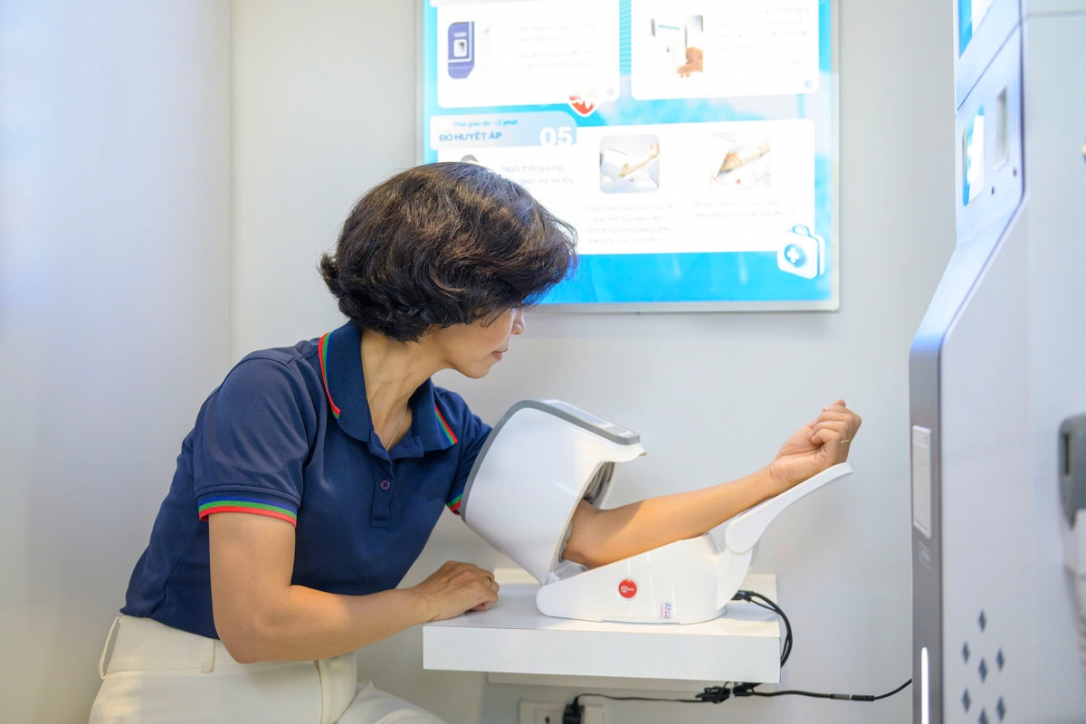 Người dân dễ dàng thực hiện các thao tác kiểm tra sức khoẻ, chỉ số kết quả được in ra ngay tại trạm. 