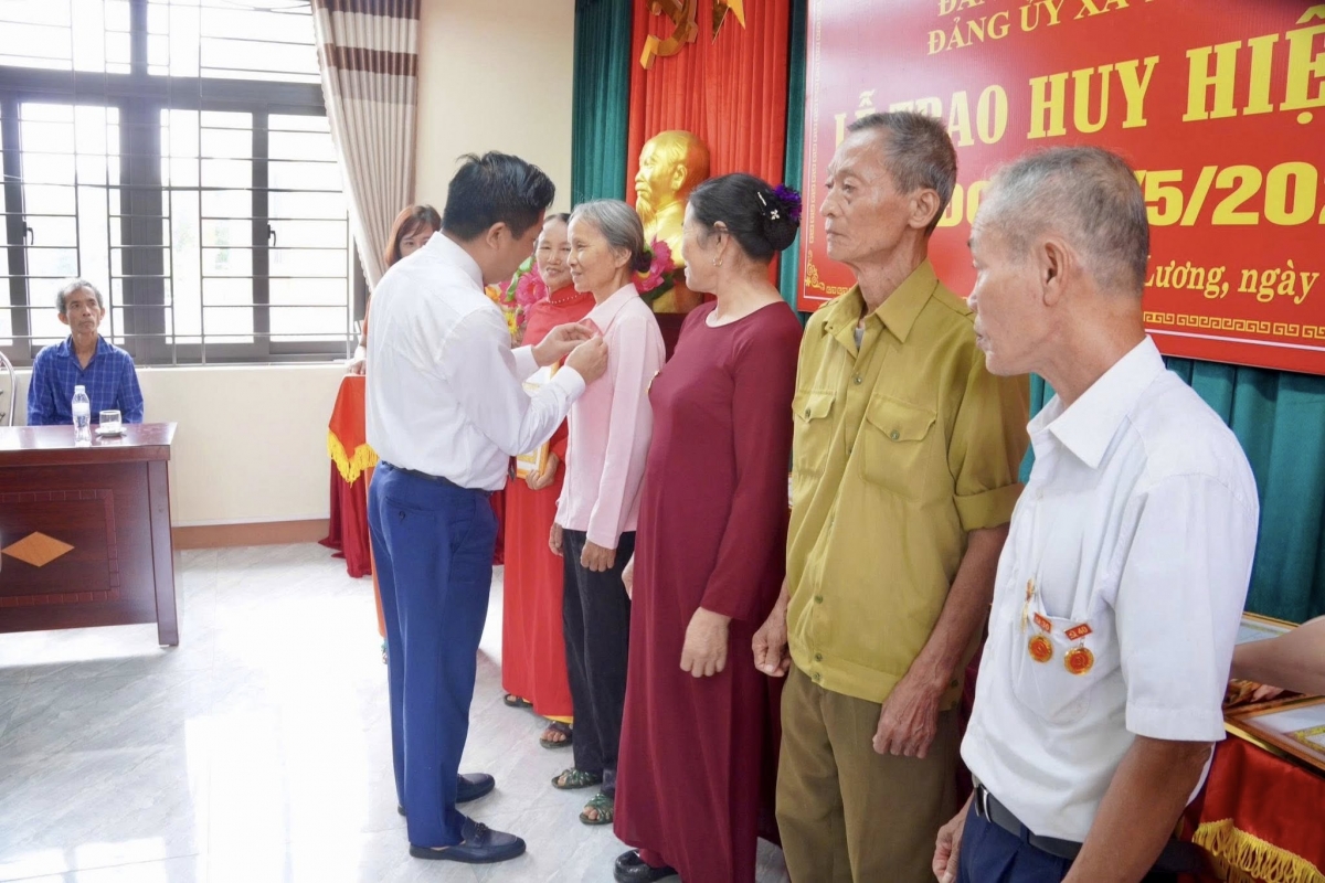 Lãnh đạo Đảng ủy xã trao huy hiệu cho các đảng viên