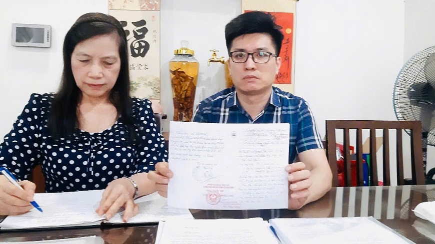 Nguyên đơn bà Đào Minh Huệ, 70 tuổi và con trai bức xúc việc người chồng, cha của gia đình không được chia đất và thờ tự trong nhà thờ họ là trái đạo lý, trái pháp luật.