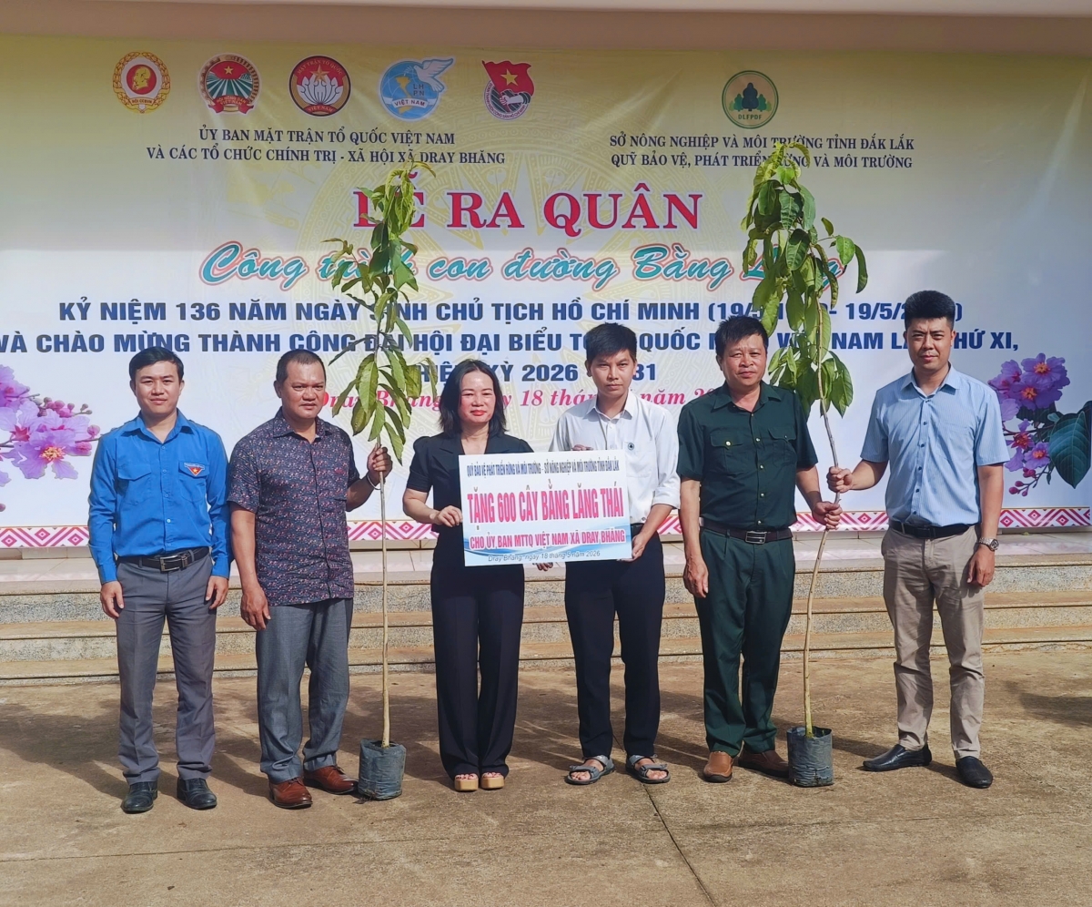 Đại diện lãnh đạo Quỹ bảo vệ và phát triển rừng và môi trường tỉnh Đắk Lắk trao tặng 600 cây bằng lăng tím cho Lãnh đạo Uỷ ban MTTQ Việt Nam xã Dray Bhăng.