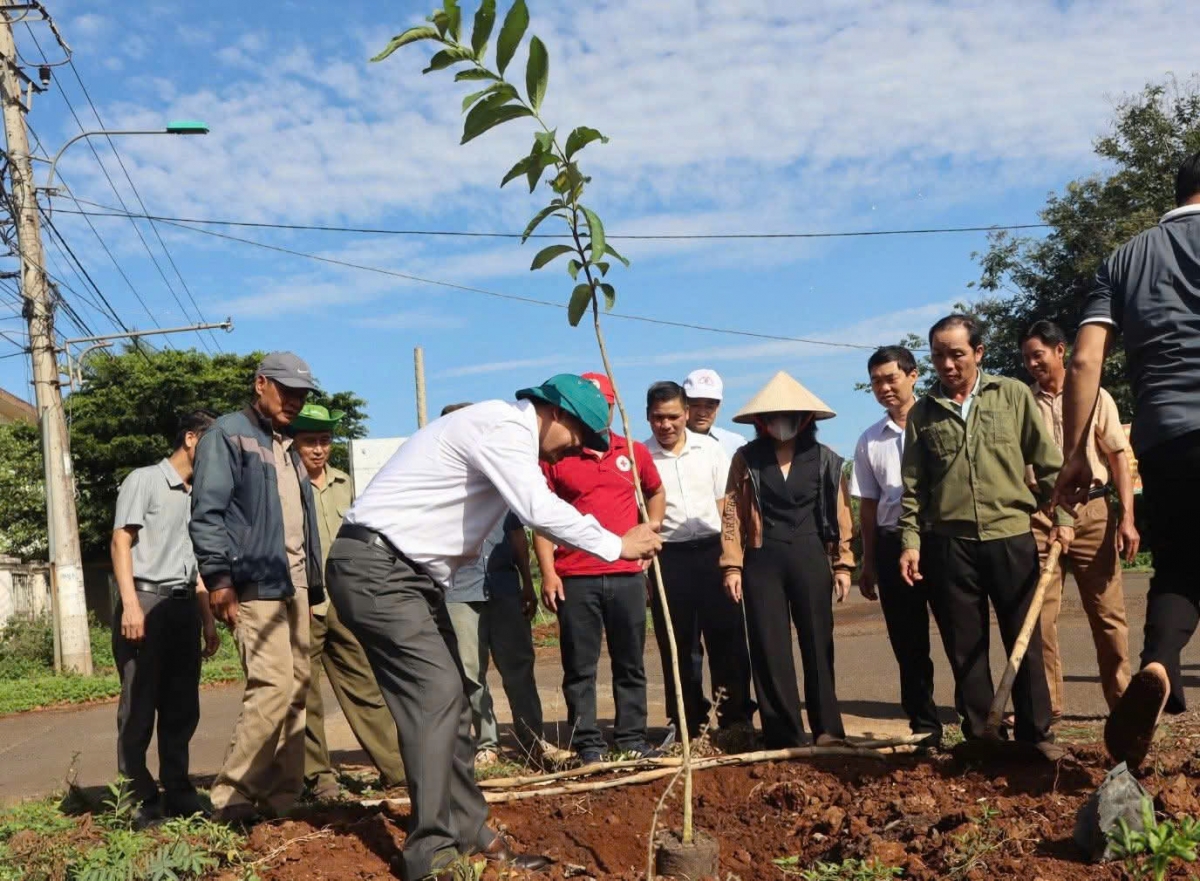 Lãnh đạo xã và người dân xã Dray Bhăng ra quân trông cây