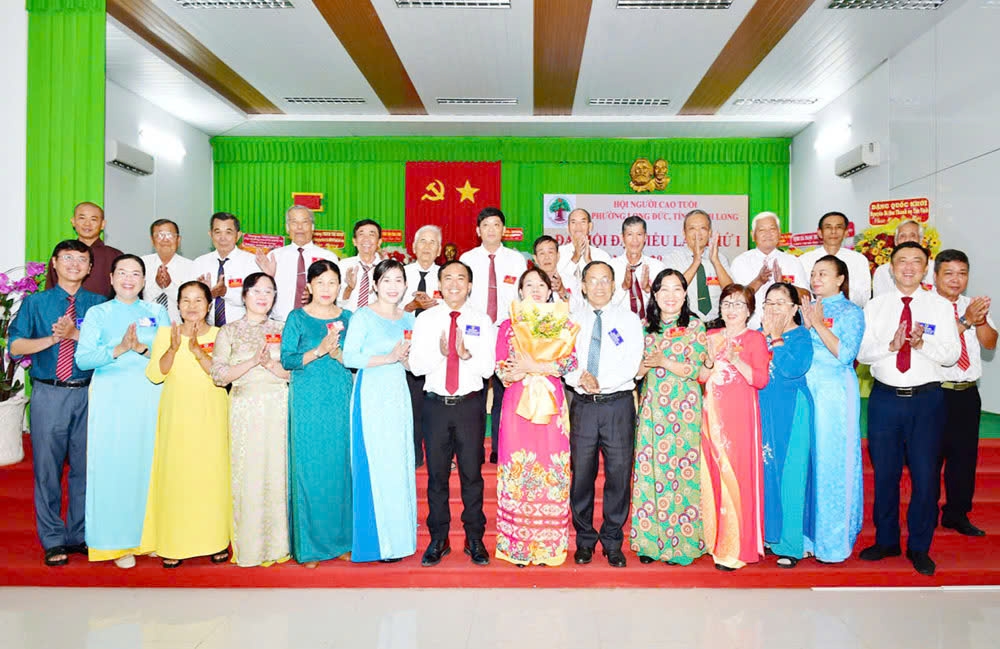 Lãnh đạo Hội NCT tỉnh và phường Long Đức tặng hoa chúc mừng Ban chấp hành Hội NCT phường Long Đức, nhiệm kỳ 2026 - 2031.
