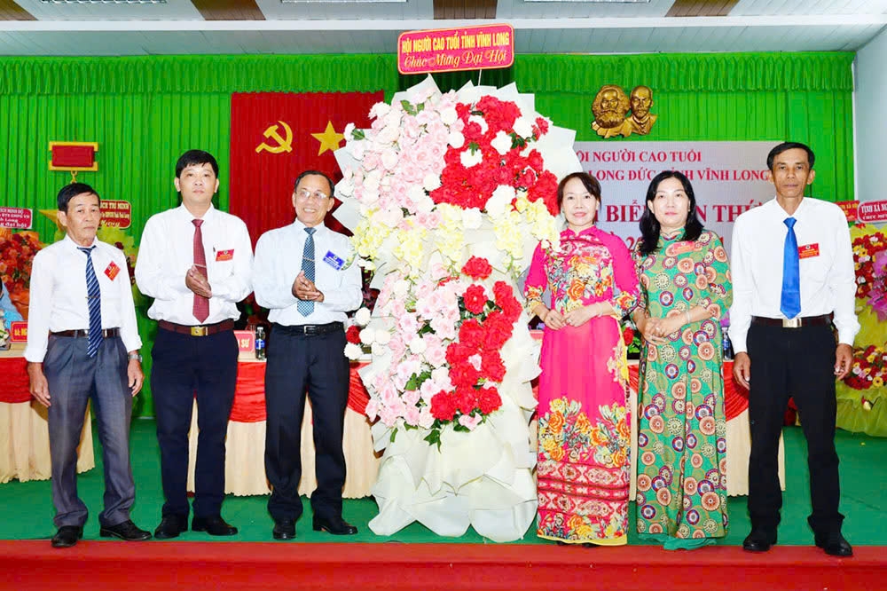 Ông Nguyễn Văn Bé Ba- Phó Chủ tịch Thường trực Hội NCT tỉnh Vĩnh Long (thứ 3 bên trái qua) tặng hoa chúc mừng Đại hội.