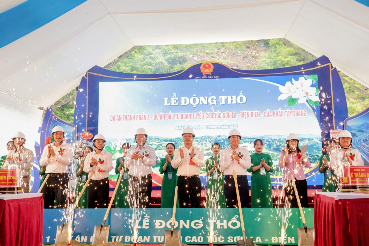 Lãnh đạo tỉnh Điện Biên và các đại biểu thực hiện nghi thức động thổ Dự án thành phần 1 tuyến cao tốc Sơn La - Điện Biên - Cửa khẩu Tây Trang sáng 20/5.