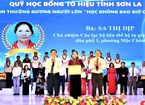 Bà Sa Thị Dịp được tôn vinh tại chương trình