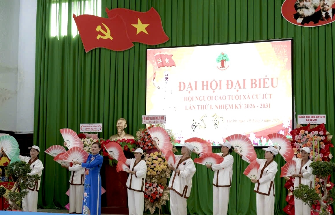 Văn nghệ chào mừng Đại hội Hội Người cao tuổi xã  Cư Jút