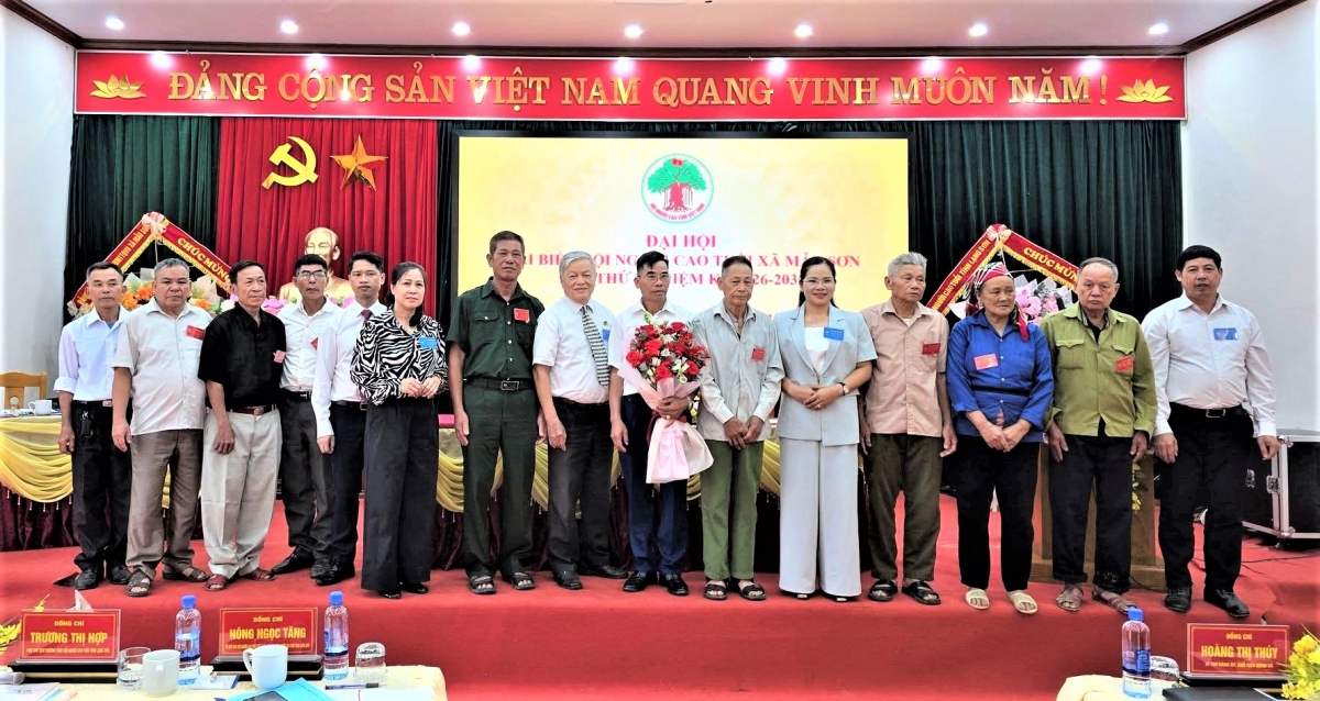Lãnh đạo Hội NCT tỉnh Lạng Sơn và lãnh đạo xã Mẫu Sơn tặng hoa chúc mừng Ban Chấp hành Hội NCT xã