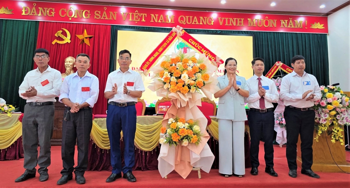 Lãnh đạo xã Mẫu Sơn tặng hoa chúc mừng Đại hội