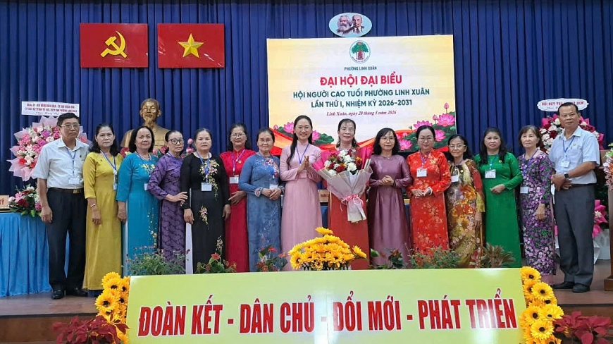 Lãnh đạo Hội NCT Thành phố và lãnh đạo phường Linh Xuân chụp hình lưu niệm với tập thể Ban Chấp hành Hội NCT.