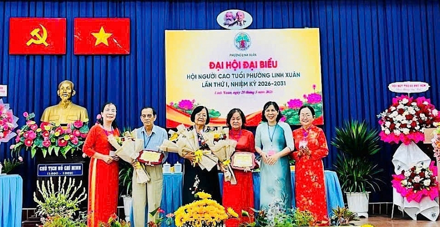 Tân Chủ tịch Hội NCT phường bà Nguyễn Thị Thúy Hoa (bên trái) cùng Phó Chủ tịch Nguyễn Thị Ngọc Đức (bìa phải) tặng hoa và quà tri ân các nguyên Chủ tịch Hội NCT của 3 phường đã thôi tham gia Ban Chấp hành.