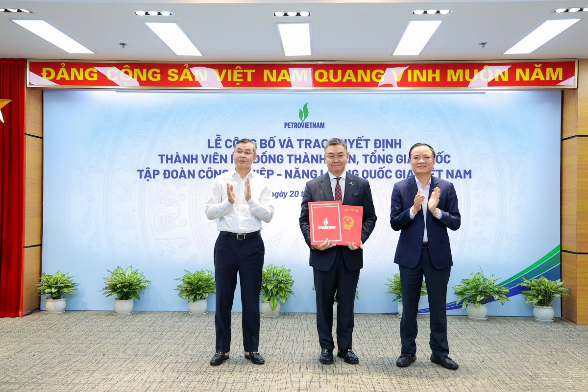Bộ trưởng Bộ Tài chính Ngô Văn Tuấn (trái) và ông Lê Ngọc Sơn, Chủ tịch HĐTV Petrovietnam trao bổ nhiệm cho Tổng Giám đốc Petrovietnam Lê Mạnh Cường.
