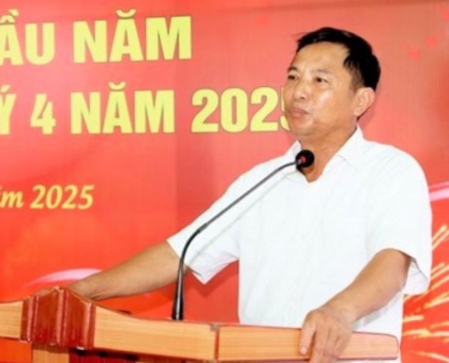 Ông Trần Minh Truyền ở xã Kim Hoa chia sẻ về hiệu quả kinh tế và môi trường khi thực hiện mô hình chăn nuôi theo hướng hữu cơ liên kết với Tập đoàn Quế Lâm.