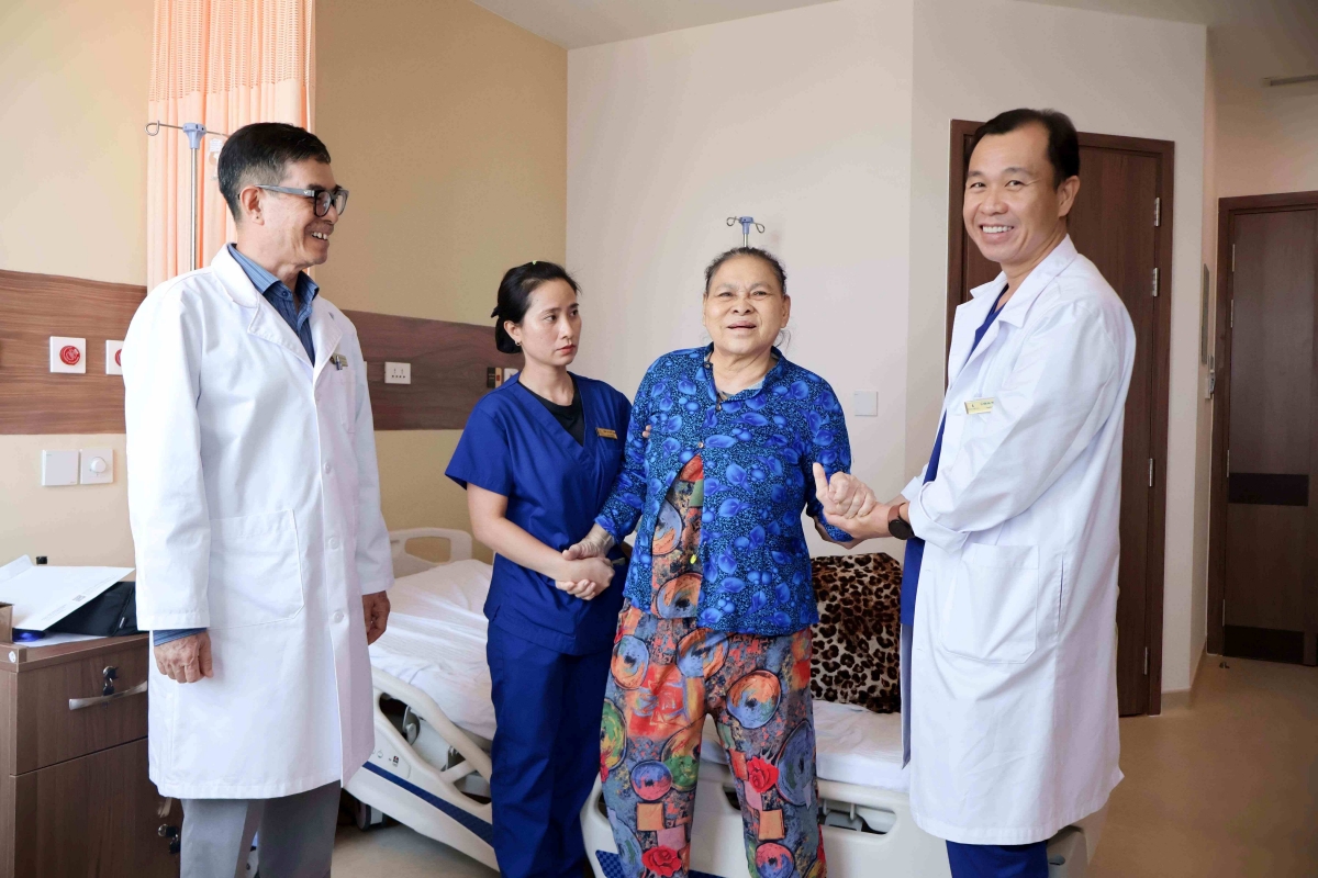 Vinmec thay khớp toàn phần cho bệnh nhân 78 tuổi bị hoại tử chỏm