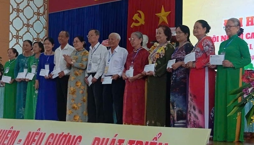 Hội Người cao tuổi phường Dĩ An trao quà cho hội viên khó khăn, lan tỏa phong trào “Tuổi cao - Gương sáng”