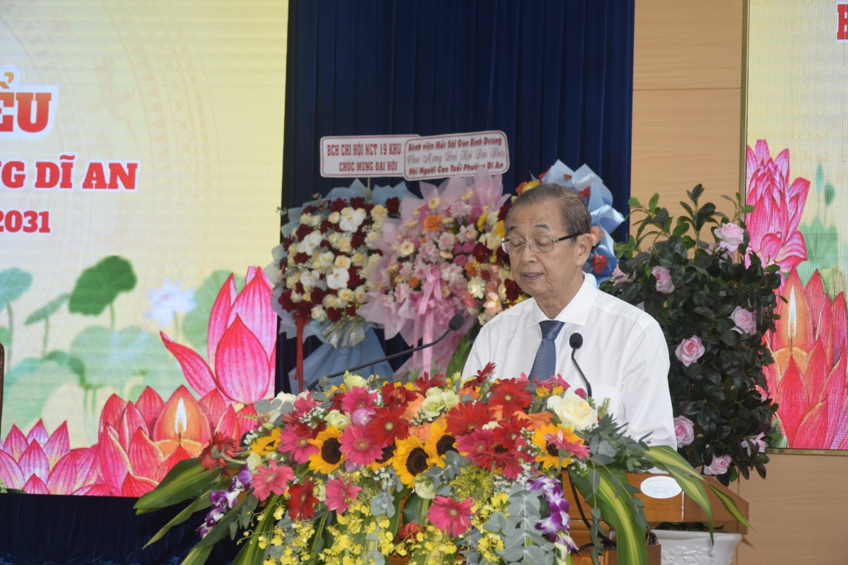 TS. Huỳnh Thành Lập ghi nhận và biểu dương những kết quả nổi bật của Hội Người cao tuổi phường Dĩ An trong nhiệm kỳ qua