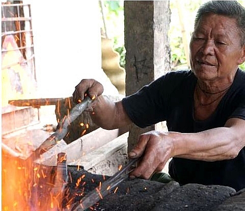 Nhiều lò rèn thủ công truyền thống ở Nghệ An đang đỏ lửa