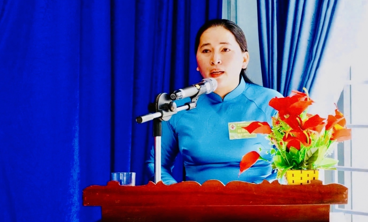Đồng chí Võ Thị Tuyết - Phó Bí thư Thường trực Đảng uỷ xã Sa Thầy phát biểu tại Đại hội.