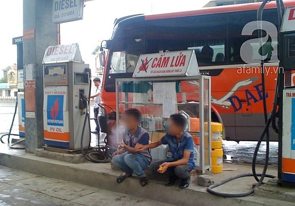 Nhiều người vẫn vô tư hút thuốc lá tại trạm xăng